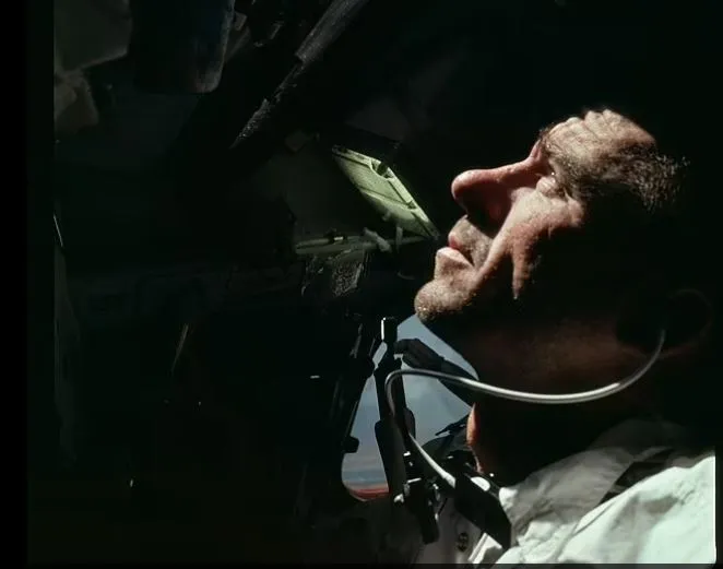 وفاة «والتر كانينغهام» آخر رائد فضاء من طاقم أول رحلة لسلسلة «أبولو»