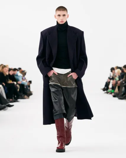 جيفنشي تعرض مجموعتها الجديدة في أسبوع باريس للموضة