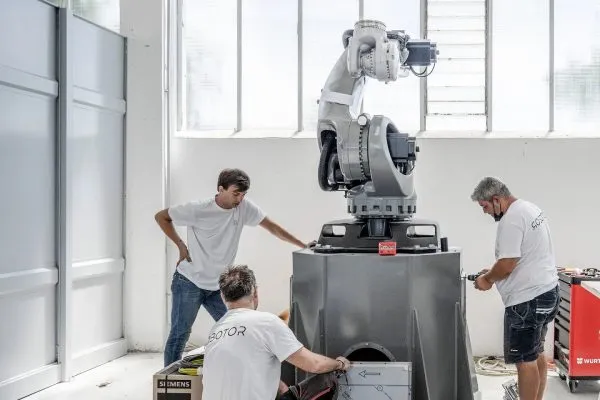 روبوت ينحت تمثالاً من الرخام خلال أسبوع فقط (فيديو)