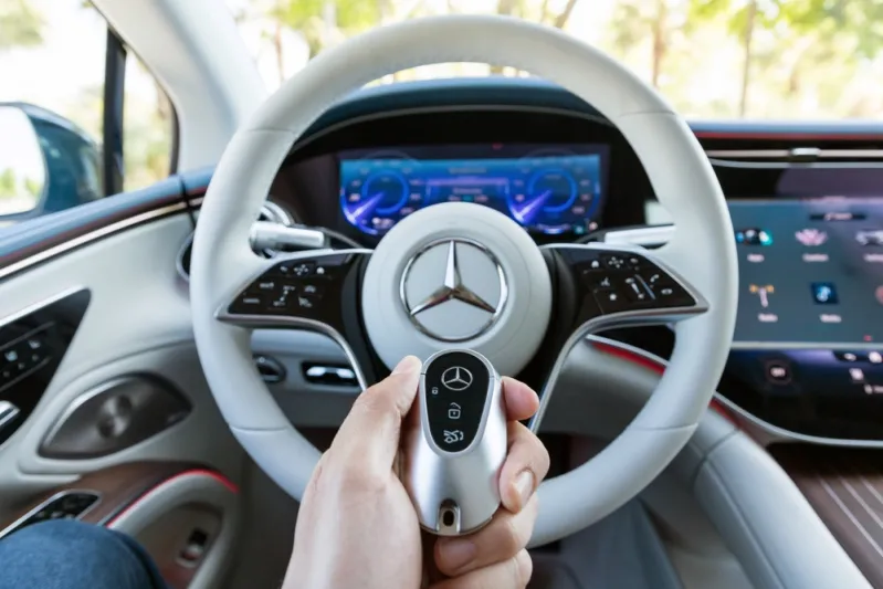 بسعر يبدأ من 104 آلاف دولار.. نظرة على مرسيدس 2023 EQS (فيديو)