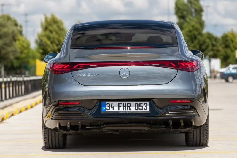 بسعر يبدأ من 104 آلاف دولار.. نظرة على مرسيدس 2023 EQS (فيديو)