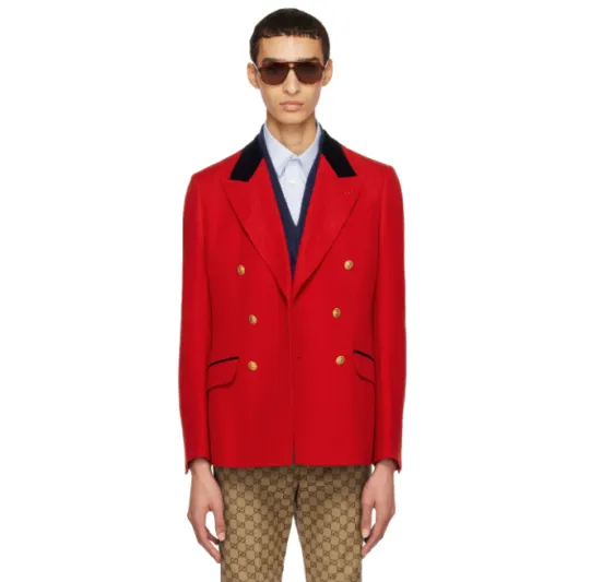 "لأصحاب القلوب الجريئة"..  كيف ترتدي الأزياء الشتوية الرجالية الحمراء؟