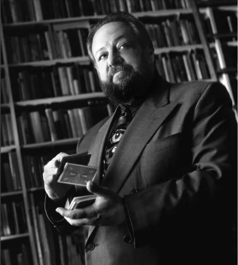 طرح كتب ومقتنيات نادرة لـ"ريكي جاي" في مزاد عالمي (فيديو)