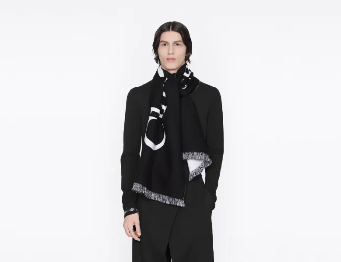 دليلك لاختيار أجمل سكارف ديور رجالي تتألق به في شتاء 2023