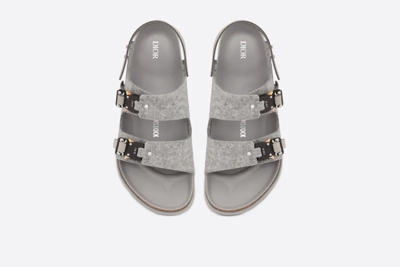 صنادل "ديور" الرجالية.. أناقة وفخامة لراحة تامة لقدميك