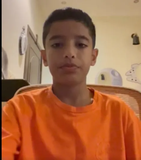 طفل سعودي يُبهر سُياحًا بريطانيين في «العُلا» بلغته الإنجليزية (فيديو)