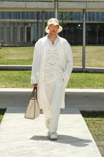 البليزر والجينز والأبيض والـJumpsuits.. أيقونات أناقة ربيع وصيف 2023