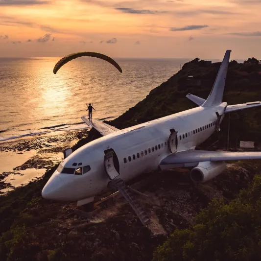 رجل يحول طائرة خاصة إلى فيلا فاخرة