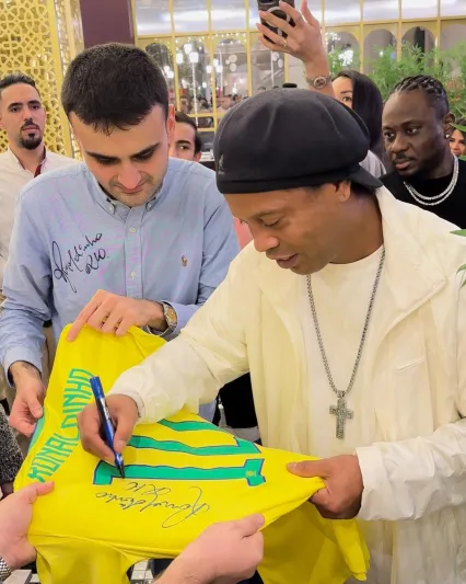 الشيف بوراك يعرض قميصي «ميسى» و«رونالدينيو» في مزاد لصالح ضحايا الزلزال