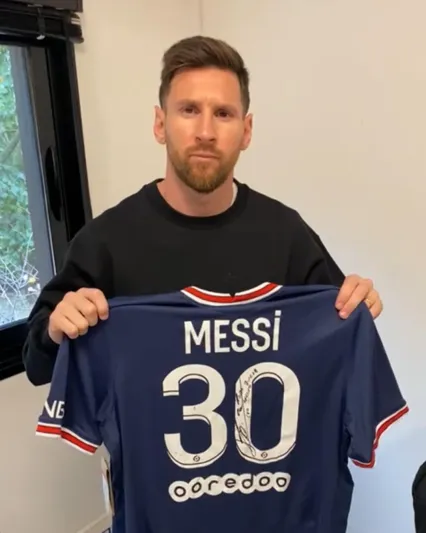 الشيف بوراك يعرض قميصي «ميسى» و«رونالدينيو» في مزاد لصالح ضحايا الزلزال