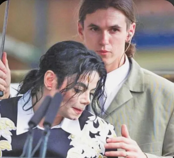 بسبب ملابسه.. موظفو «فيراري» يتجاهلون حارس «مايكل جاكسون» (فيديو)