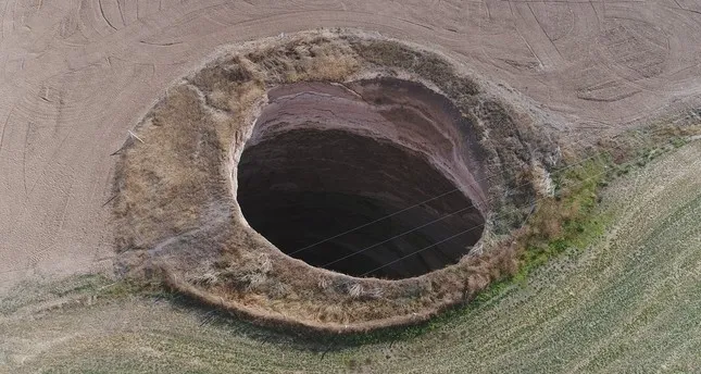 ظهور حفرة عملاقة في قونية يثير المخاوف في تركيا (فيديو)