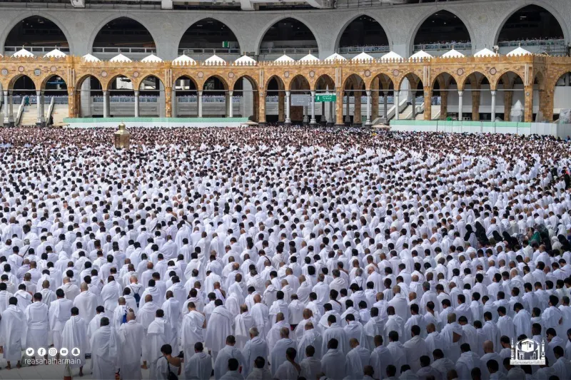 مصدر الصورة - حساب رئاسة شؤون الحرمين على تويتر أجواء رائعة بصلاة الفجر في الحرم المكي (فيديو)