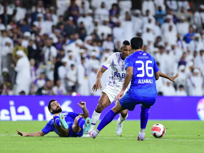  الدوري الإماراتي يشهد حدثًا نادرًا.. حكم مباراة يفسد هجمة مرتدة (فيديو)