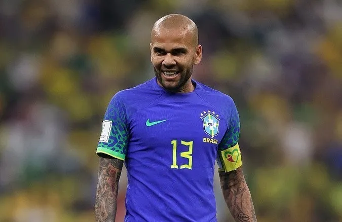 «داني ألفيس» يدير تجارة مُربحة في السجن.. فما القصة؟