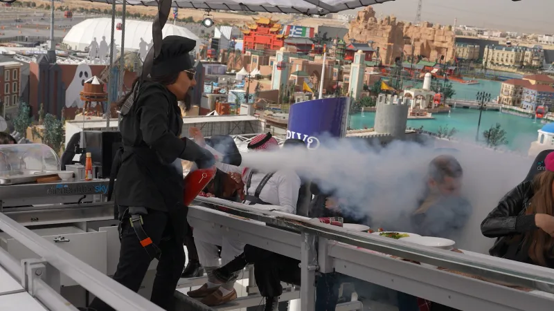 ثعبان يلدغ رامز جلال في أثناء عرض برنامج «رامز نيڤر إند» (فيديو)