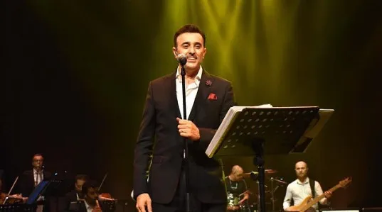 صابر الرباعي يغني "أتحدى العالم" في حفل خطوبة نجله (فيديو)