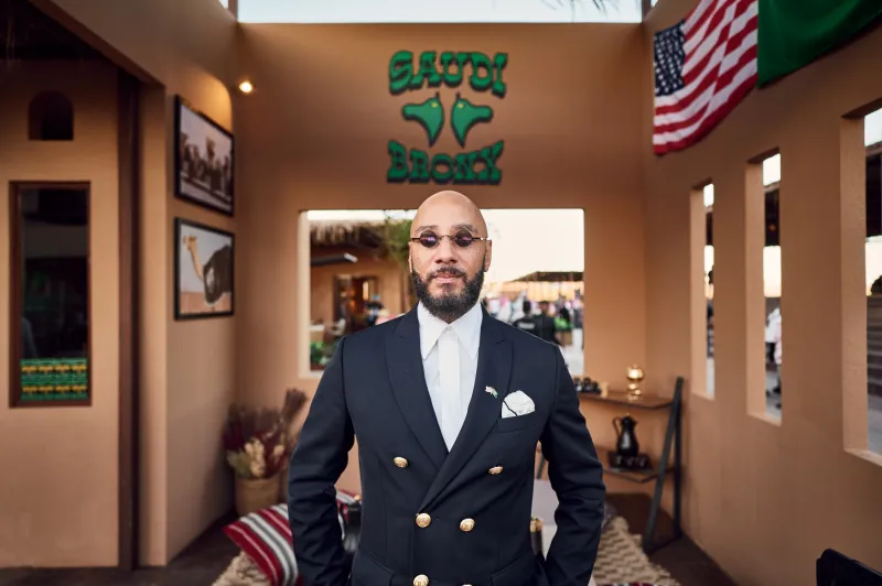 النجم العالمي سويز بيتس يشارك في كأس العلا للهجن