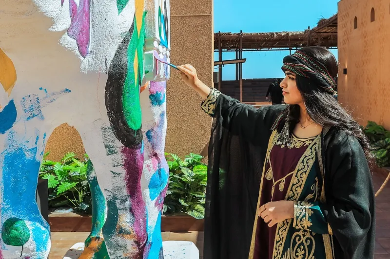 القرية التراثية تُبرز مواهب المجتمع ومنتجاته لزوار «كأس العُلا للهجن»