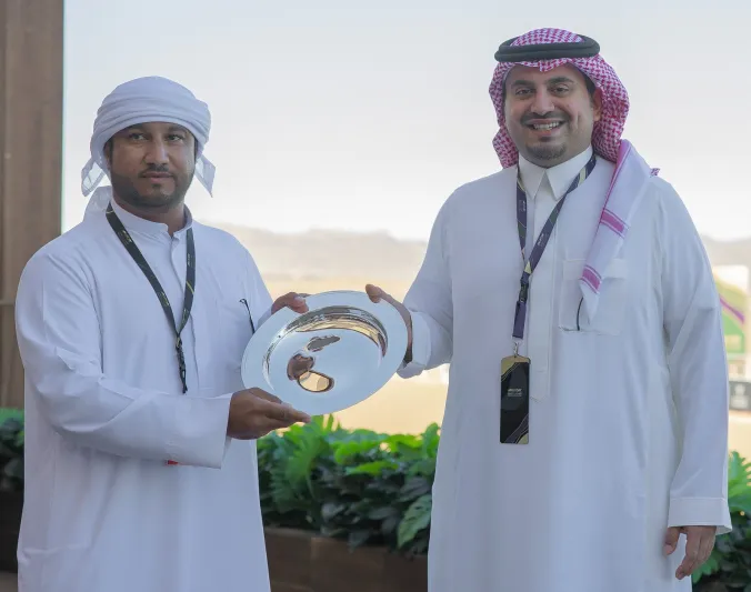 القرية التراثية تُبرز مواهب المجتمع ومنتجاته لزوار «كأس العُلا للهجن»