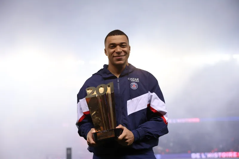 «مبابي» يتوج بدرع الهداف التاريخي لـ «باريس سان جيرمان»