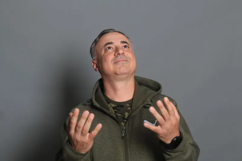 مدرب فريق الشباب في نادي «أُحد» يُشهر إسلامه (فيديو)