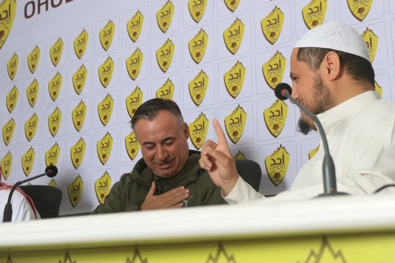 مدرب فريق الشباب في نادي «أُحد» يُشهر إسلامه (فيديو)