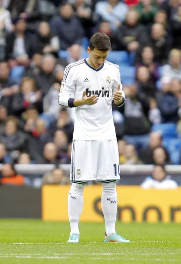 مسعود أوزيل يعتزل كرة القدم