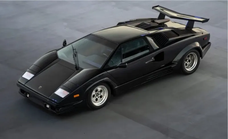 لهواة النوادر.. طرح سيارة لامبورجيني كونتاش في مزاد "bring atrailer"