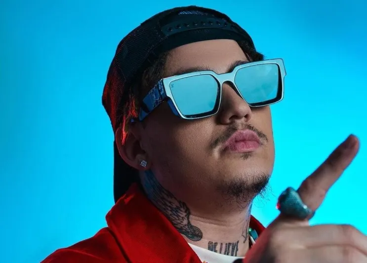 وفاة مطرب راب شهير في أثناء الغناء على المسرح في جوهانسبرغ (فيديو)