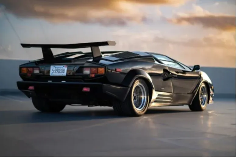 لهواة النوادر.. طرح سيارة لامبورجيني كونتاش في مزاد "bring atrailer"