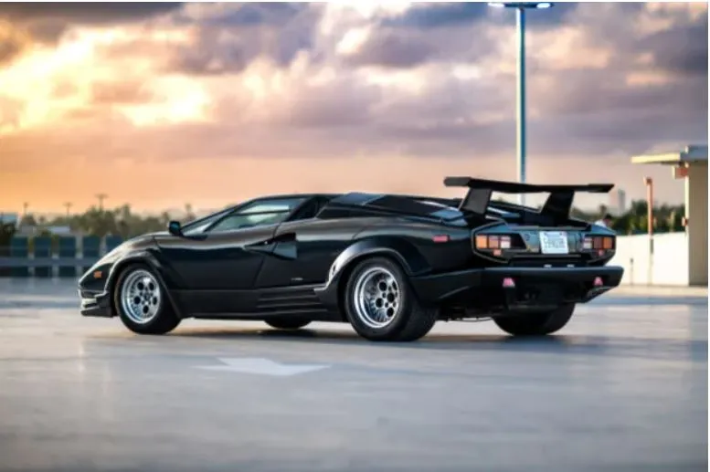 لهواة النوادر.. طرح سيارة لامبورجيني كونتاش في مزاد "bring atrailer"