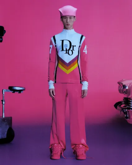 «Dior» تحاكي الأناقة الباريسيّة بأسلوب كاليفورنيا الصاخب