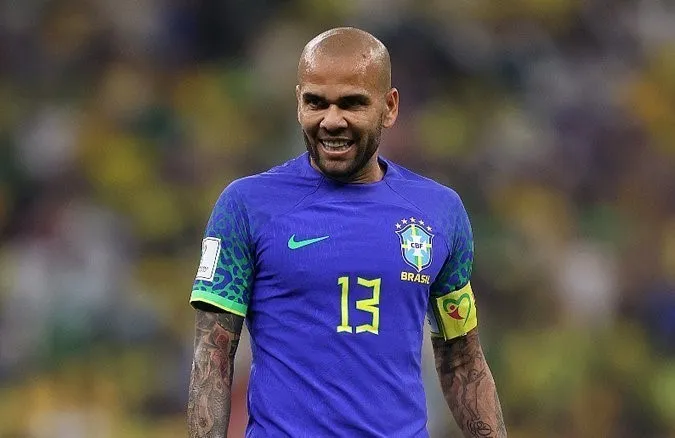 «الخونة أخذوه مني».. رسالة قوية من والدة اللاعب «داني ألفيس» بعد استمرار سجنه