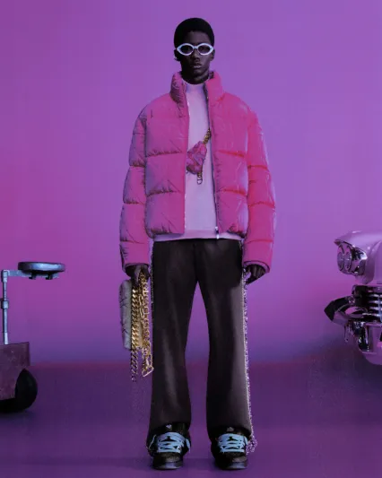 «Dior» تحاكي الأناقة الباريسيّة بأسلوب كاليفورنيا الصاخب