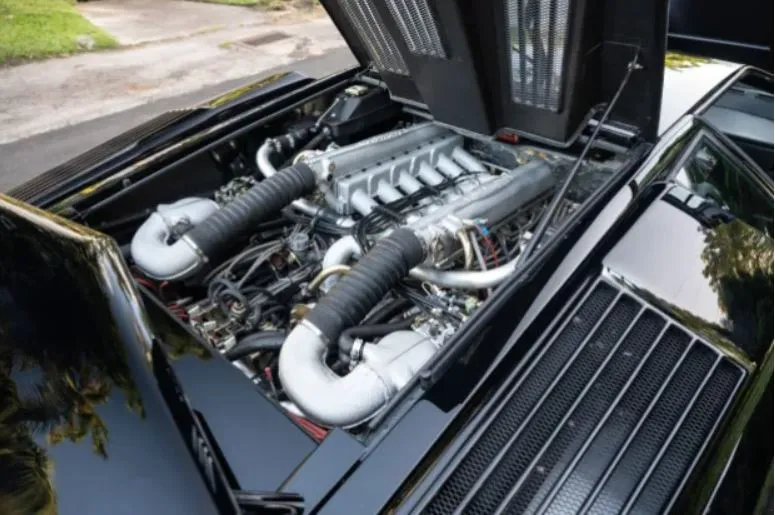 لهواة النوادر.. طرح سيارة لامبورجيني كونتاش في مزاد "bring atrailer"