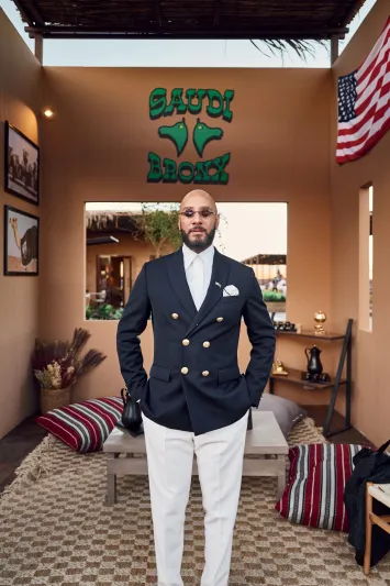 النجم العالمي سويز بيتس يشارك في كأس العلا للهجن