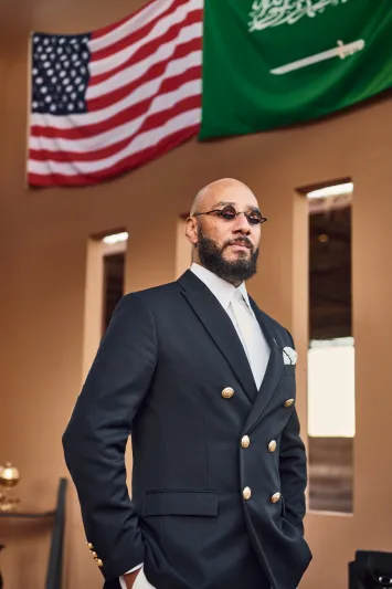 النجم العالمي سويز بيتس يشارك في كأس العلا للهجن