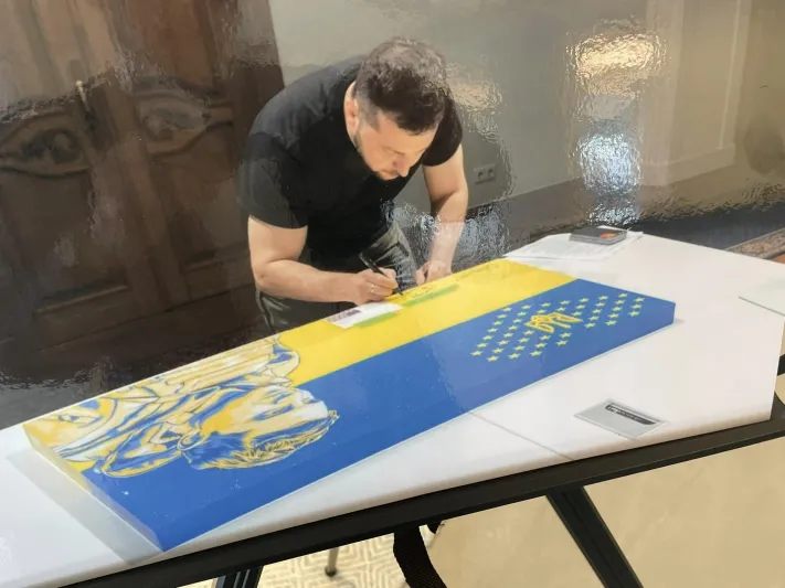 لوحة بتوقيع الرئيس الأوكراني «فولوديمير زيلينسكي» للبيع في مزاد