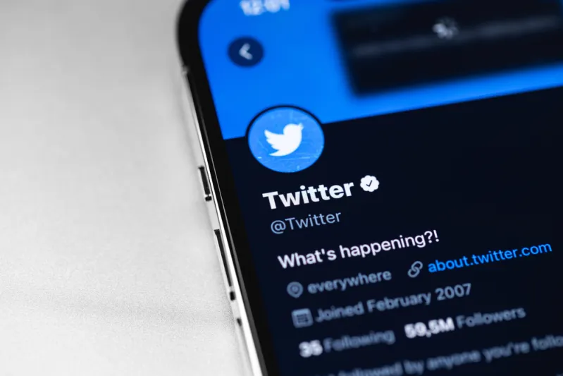 تويتر تلغي علامات التوثيق لغير مشتركي «Twitter Blue» في هذا الموعد