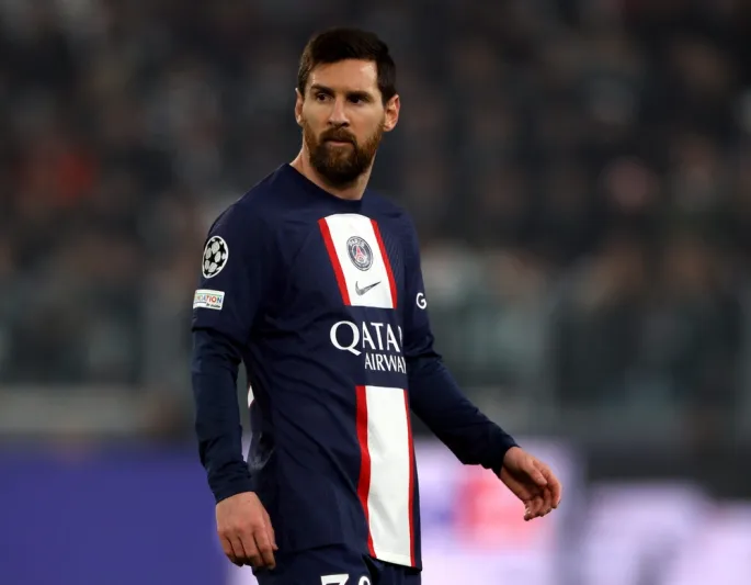 لاعب باريس سان جيرمان يطالب بحرق عقد ميسي ورحيله عن النادي