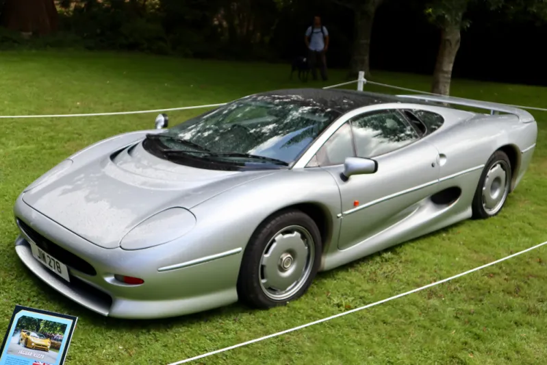 جاكوار أكس جي 220.. سحر التسعينيات يتوغل في الألفية الجديدة