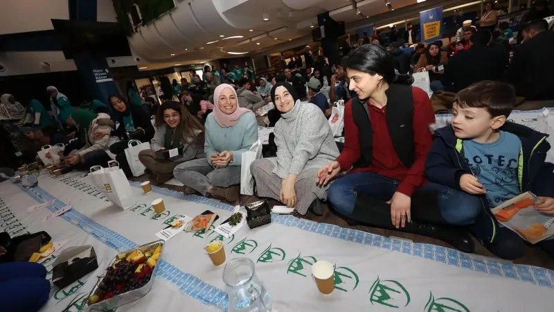بمناسبة شهر رمضان.. حفل إفطار للمسلمين بنادي برايتون الإنجليزي (فيديو)