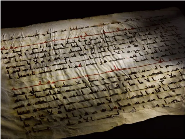 ورقة مصحف بالخط الكوفي للبيع في مزاد مقابل مبلغ كبير