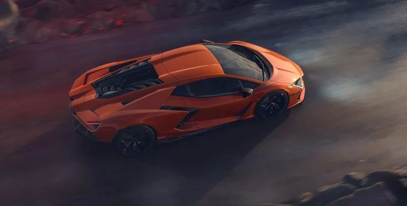 رئيس لامبورغيني: لدينا قوائم انتظار لمدة عامين من سيارة "Revuelto"