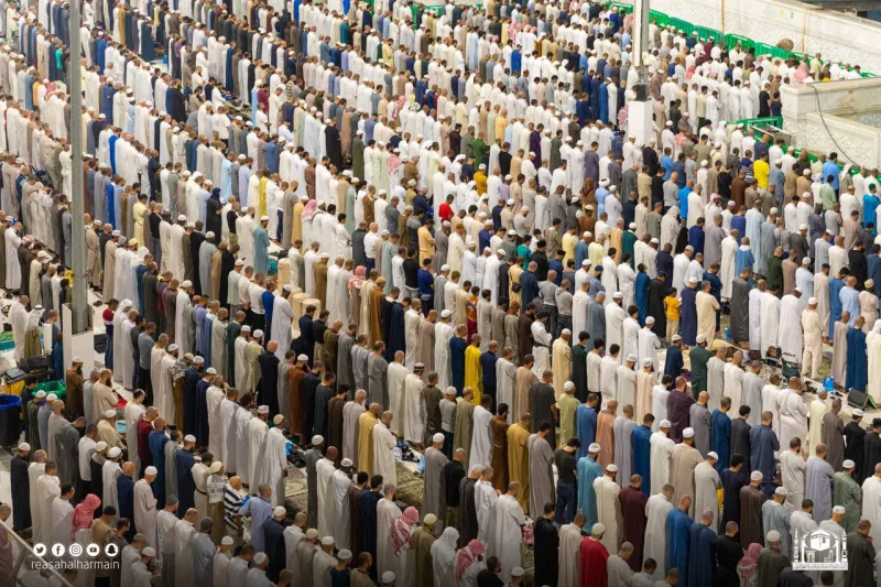 2.5 مليون مصل يحضرون ختم القرآن الكريم بالمسجد الحرام (فيديو)