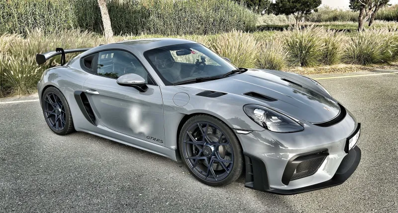 بورشه 718 كايمان جي تي 4 أر أس.. التجسيد الأمثل لمعادلة الوزن مقابل القوة