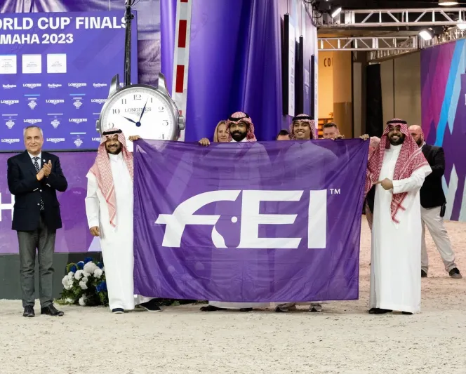 رسميًّا.. المملكة تتسلم علم استضافة كأس العالم للفروسية 2024 (فيديو)