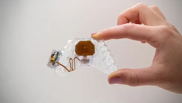 يُصمّم حسب الفم.. جهاز ذكي للتحكم في الهاتف والحاسوب عبر اللسان