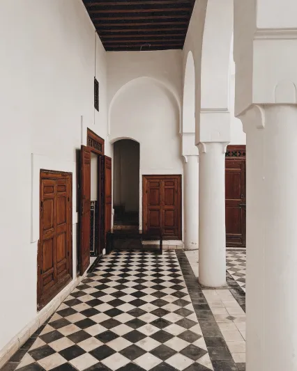 في شفشاون وعمان ومراكش.. كاميرا "آيفون 14" تلتقط منظور عبدالله الشايجي بتفاصيله الأخّاذة